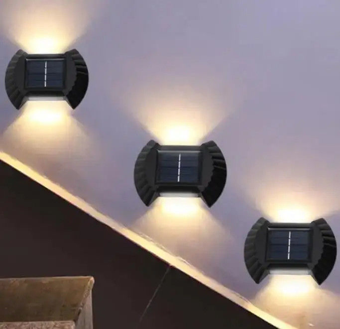 暖かい白い太陽光発電のLED壁灯 庭庭 ガレージドライブウェイ 上下ランプ