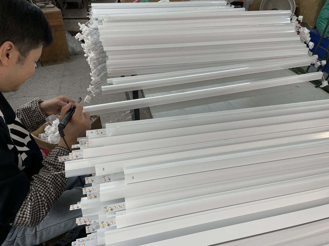 3000kLED AC165-265V 50/60Hz T5チューブライト 原材料 1200mm 長さのトップ選択